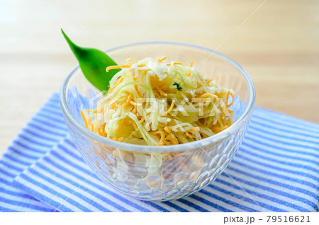 キャベツの千切りと揚げ中華麺のサラダ キャベツの千切りと揚げ中華麺のサラダ 79516621
