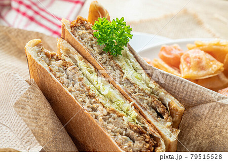 メンチカツのホットサンド 79516628