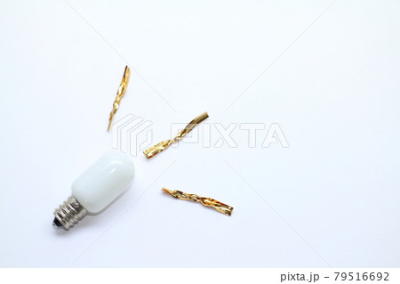 電球が光るイメージ素材 79516692