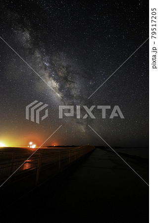《沖縄県 宮古島》下地島空港17ENDビーチから夏の天の川 《沖縄県 宮古島》下地島空港17ENDビーチから夏の天の川 79517205