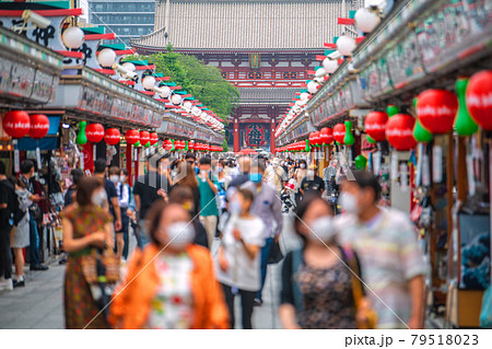 日本の東京都市景観 4度目の宣言前の金曜日…東京822人。変異株感染爆発…浅草寺には多くの人出＝9日 79518023