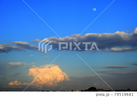 白い月と灰色雲と夕焼け雲 79519681