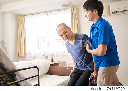 高齢者の介助をする介護士 79519799