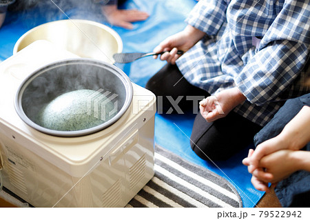 餅つき機で草餅作り 79522942