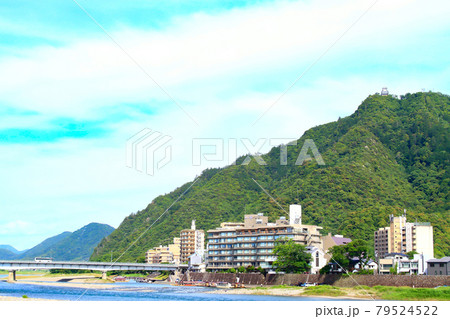 長良川温泉と金華山、岐阜城の風景 長良川温泉と金華山、岐阜城の風景 79524522