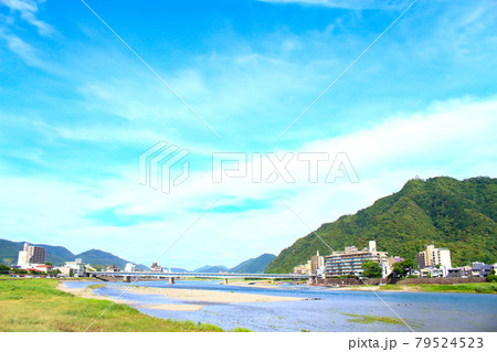 長良川温泉と金華山、岐阜城の風景 79524523