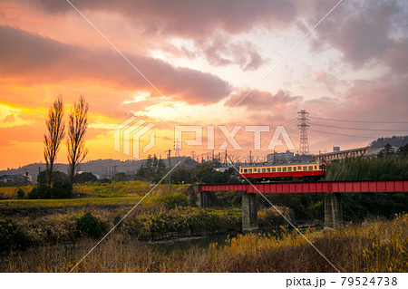 夕暮れ　小湊鉄道 79524738