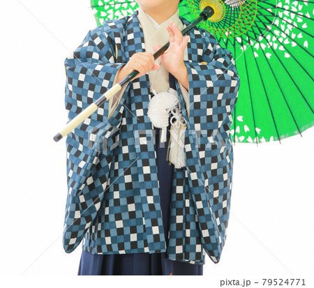 和傘を差す袴を着た男の子 和傘を差す袴を着た男の子 79524771