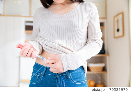 自己注射を打つ女性 ペン型 自己注射を打つ女性 ペン型 79525970