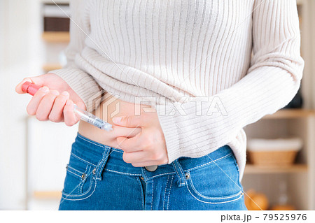 自己注射を打つ女性　ペン型　手元　 79525976