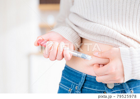 自己注射を打つ女性　ペン型　手元　 79525978