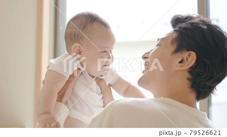 赤ちゃんと遊ぶパパ　イクメンイメージ 79526621