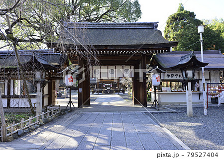 平野神社 楼門(東神門)と春日灯籠 平野神社 楼門(東神門)と春日灯籠 79527404