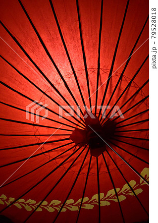 京都花街　上七軒　京町家の灯り「和傘」 79528018