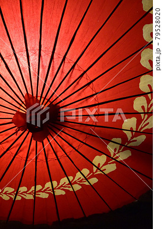 京都花街　上七軒　京町家の灯り「和傘」 79528020