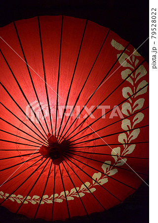 京都花街　上七軒　京町家の灯り「和傘」 79528022