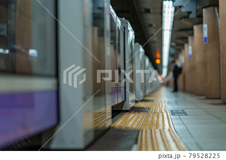 電車 地下鉄 メトロ 都営地下鉄 車内 電車 車内 通路 ホームドア 足元 観光 デート 旅行 駅 電車 地下鉄 メトロ 都営地下鉄 車内 電車 車内 通路 ホームドア 足元 観光 デート 旅行 駅 79528225