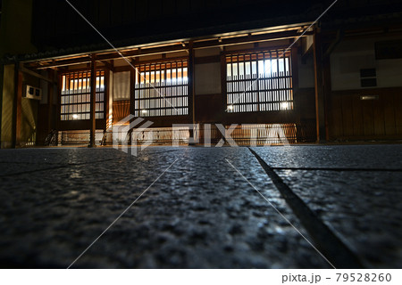 京都花街 上七軒 京町家格子の灯り 京都花街 上七軒 京町家格子の灯り 79528260
