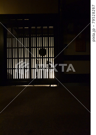 京都花街 上七軒 京町家格子の灯り 京都花街 上七軒 京町家格子の灯り 79528267