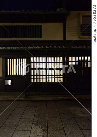 京都花街 上七軒 京町家格子の灯り 京都花街 上七軒 京町家格子の灯り 79528273