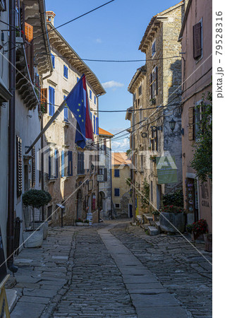 Typical street scene of the medieval town of Groznjan on the Istrian peninsula without people 79528316