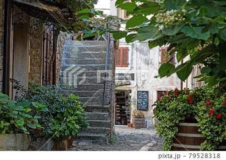 Typical street scene of the medieval town of Groznjan on the Istrian peninsula without people 79528318