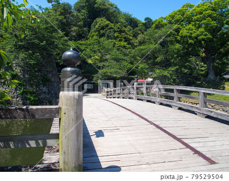 滋賀県 国宝 彦根城の内堀にかかる表門橋 79529504