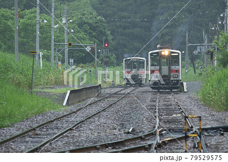 雨の峠下駅行き違い　列車交換　留萌本線　留萌線　廃止候補 79529575