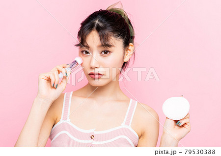 若い女性のメイクアップ 79530388