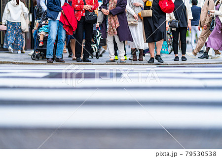 銀座 銀座通り 歩道 買い物 人混み 中央区 昼 午前 都心 東京 道路 高層ビル 車 銀座 銀座通り 歩道 買い物 人混み 中央区 昼 午前 都心 東京 道路 高層ビル 車 79530538