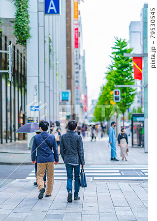 銀座　銀座通り　歩道　買い物　人混み　中央区　昼　午前　都心　東京　道路　高層ビル　車 79530545