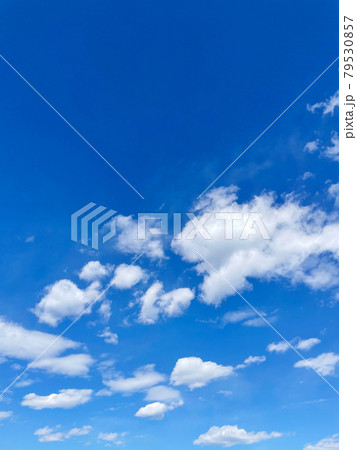 青空の空間の下に浮かぶたくさんの雲の背景画像 79530857