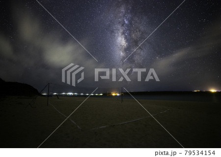《沖縄県 宮古島》与那覇前浜のビーチバレー場と星空 79534154