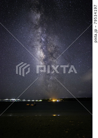 《沖縄県 宮古島》与那覇前浜ビーチから見る天の川 《沖縄県 宮古島》与那覇前浜ビーチから見る天の川 79534197