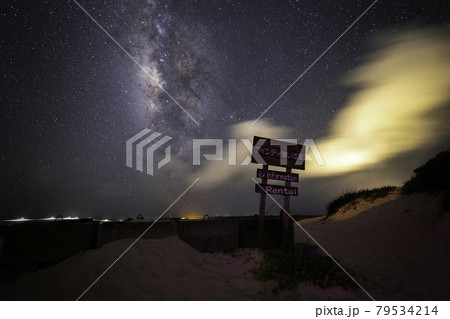《沖縄県 宮古島》与那覇前浜ビーチと宮古島の夏の星空 79534214