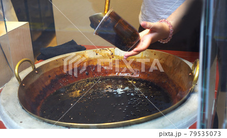 Making of burnt brown sugar boba tapioca milk tea shop 79535073