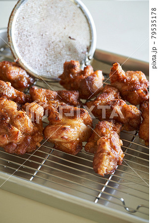 揚げたての鳥の唐揚げ 揚げたての鳥の唐揚げ 79535178