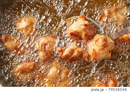 鶏の唐揚げを揚げる 79536349