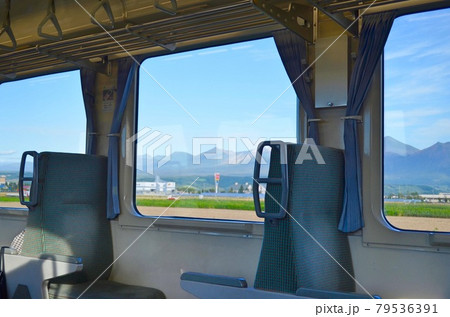 JR北海道 富良野線の車窓から見える大雪山山系 JR北海道 富良野線の車窓から見える大雪山山系 79536391