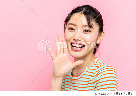 叫ぶ若い女性 79537595