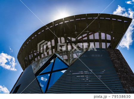 上を見上げてみると、眩しく光っていた 79538630