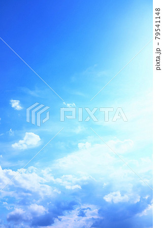 空の青と雲の白が美しい太陽このの綺麗な縦の空画像の写真素材