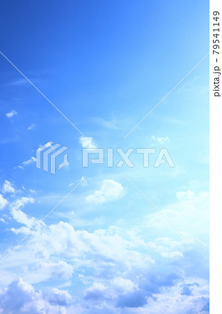 風に流れる雲が美しい縦長の空画像 79541149