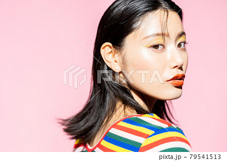 若い女性のビューティ 79541513