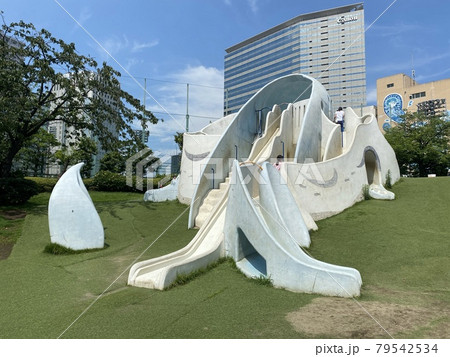 都会にある緑豊かな公園 79542534