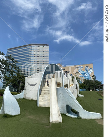都会にある緑豊かな公園 79542535