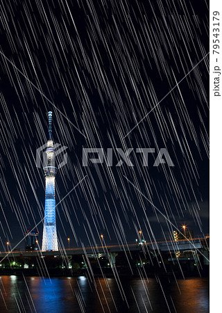 【雨イメージ】雨の日のスカイツリー周辺の夜景 79543179