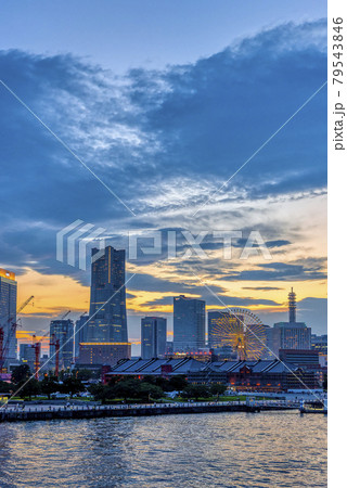 横浜みなとみらいの都市風景 夕景 横浜みなとみらいの都市風景 夕景 79543846