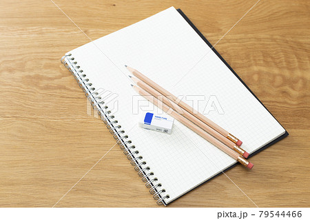 ノートと筆記用具 79544466