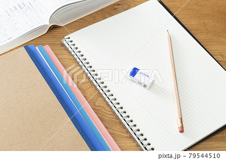 参考書と筆記用具 79544510